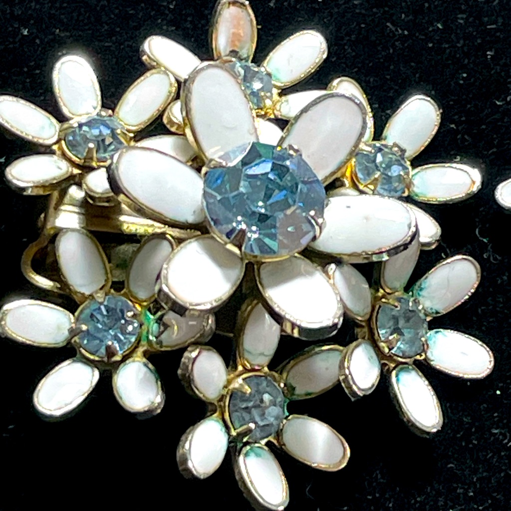 Vintage Weiss Floral Clip On Earrings 45$